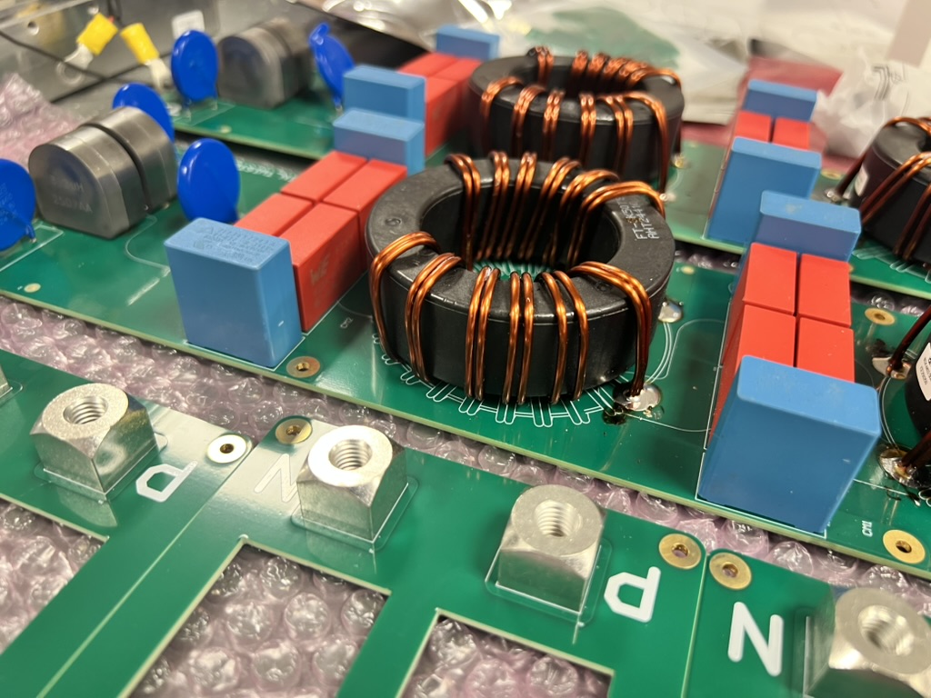 PCB assembly with toroidal inductors